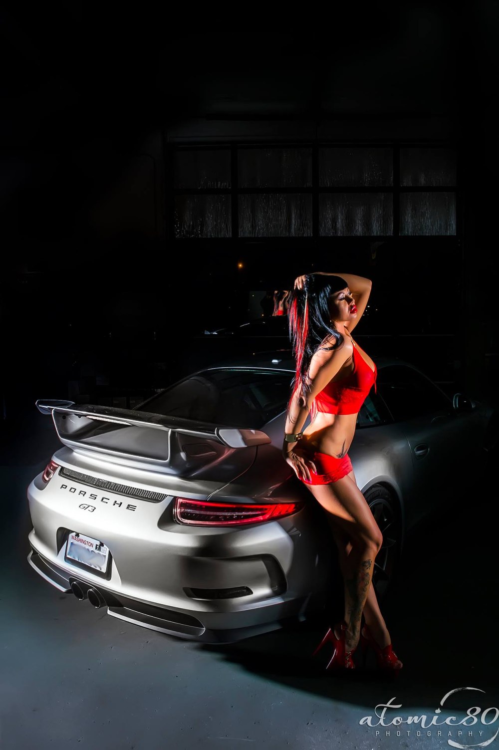 Фотообои девушки и авто