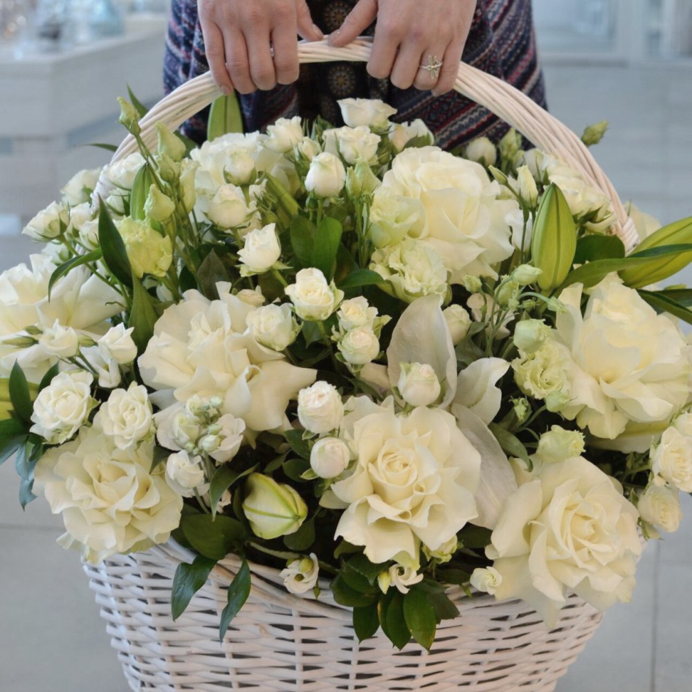 Корзина белых роз