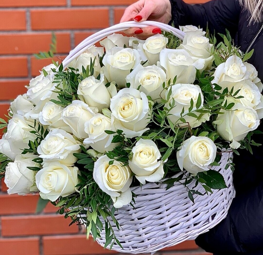 Белые розы в корзинке