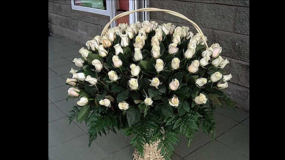 Композиция из белых роз