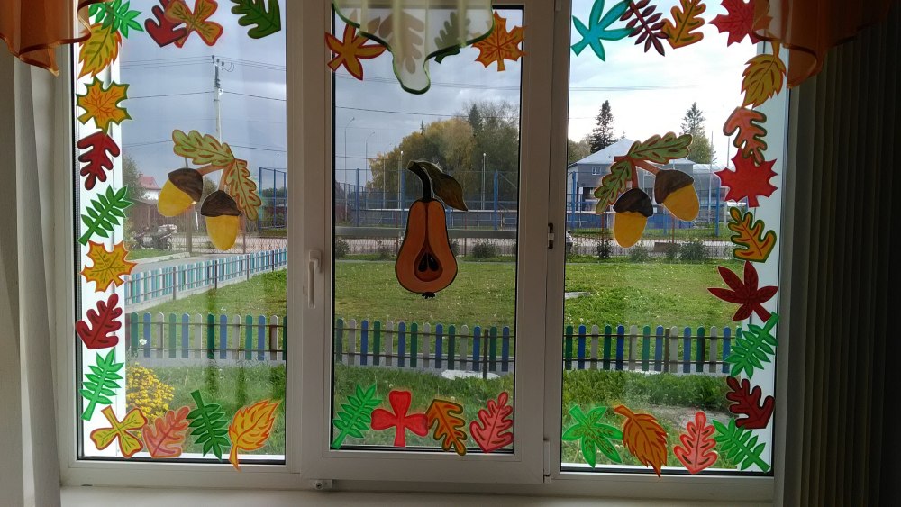 Украсить дверь в классе осенью