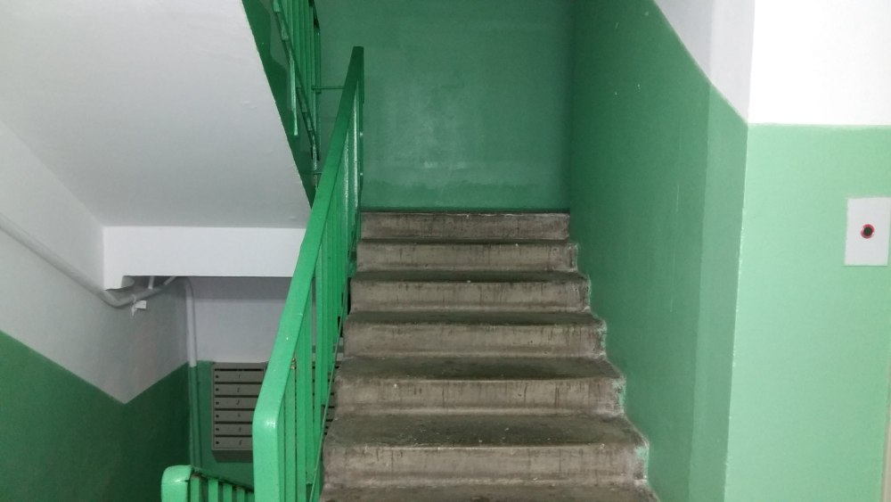 Подъезд внутри с лестницей