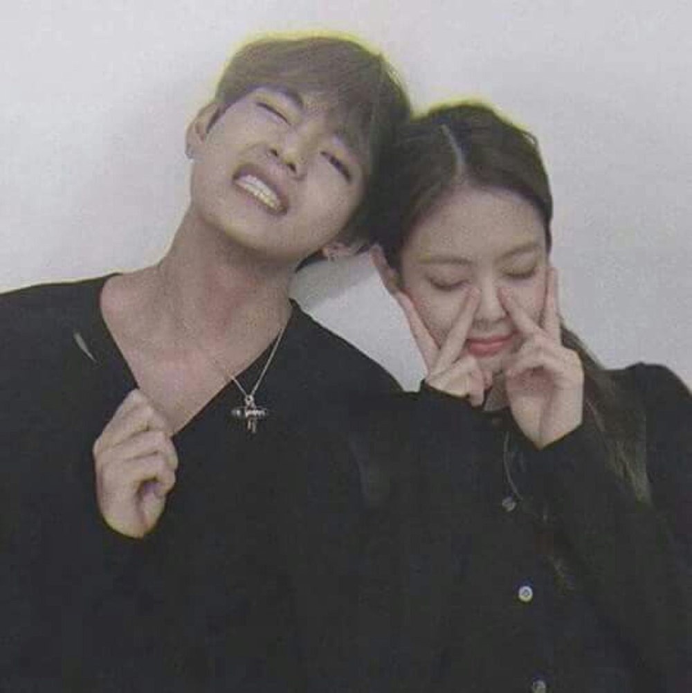 Kim Taehyung Jisoo