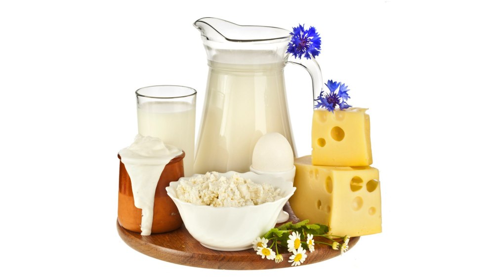 Молочные продукты на белом фоне