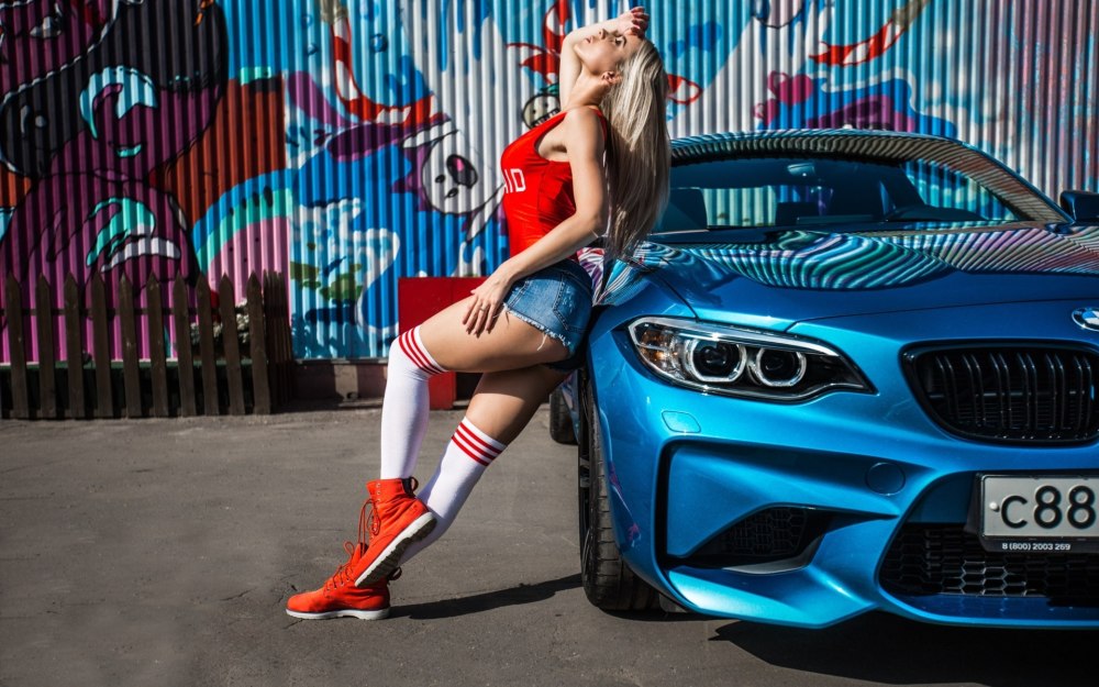 BMW m2 и девушка