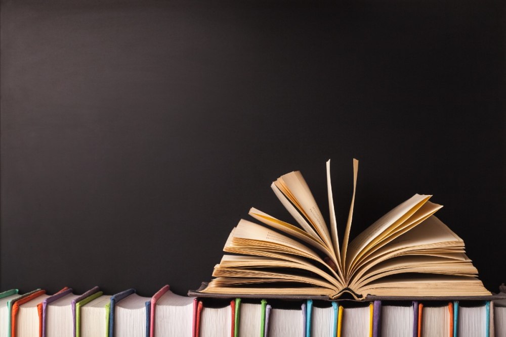 Книги на темном фоне