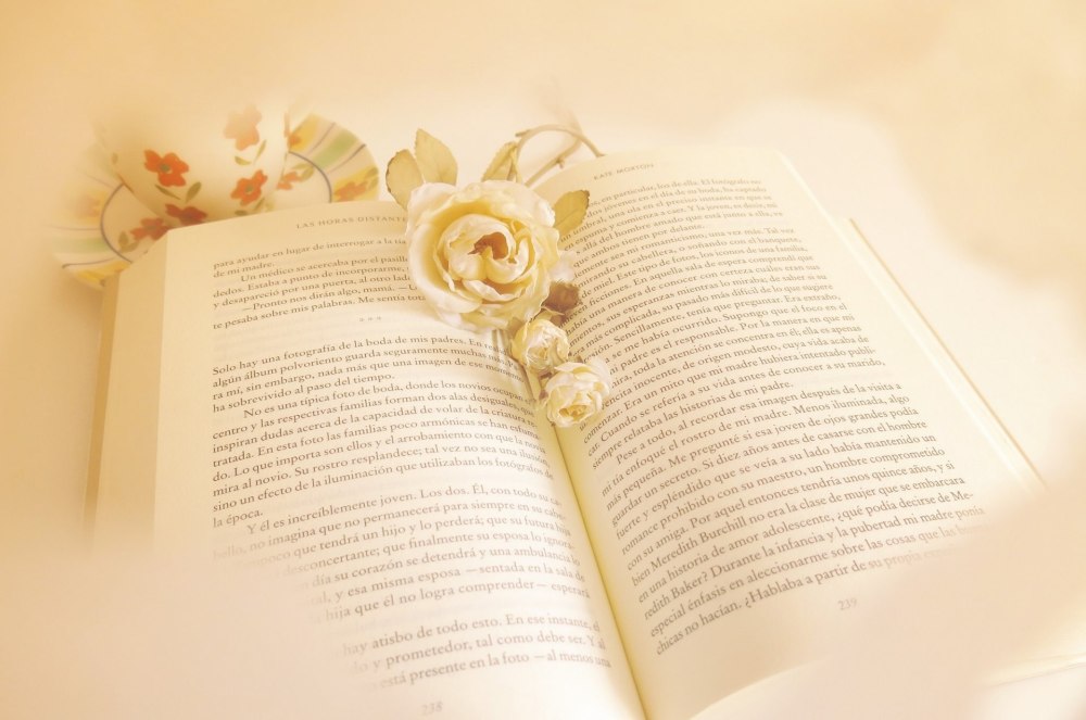 Раскрытые книги с цветами