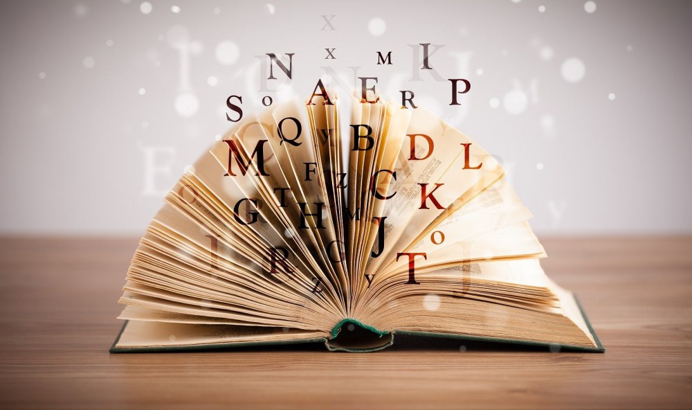 Открытая книга с буквами