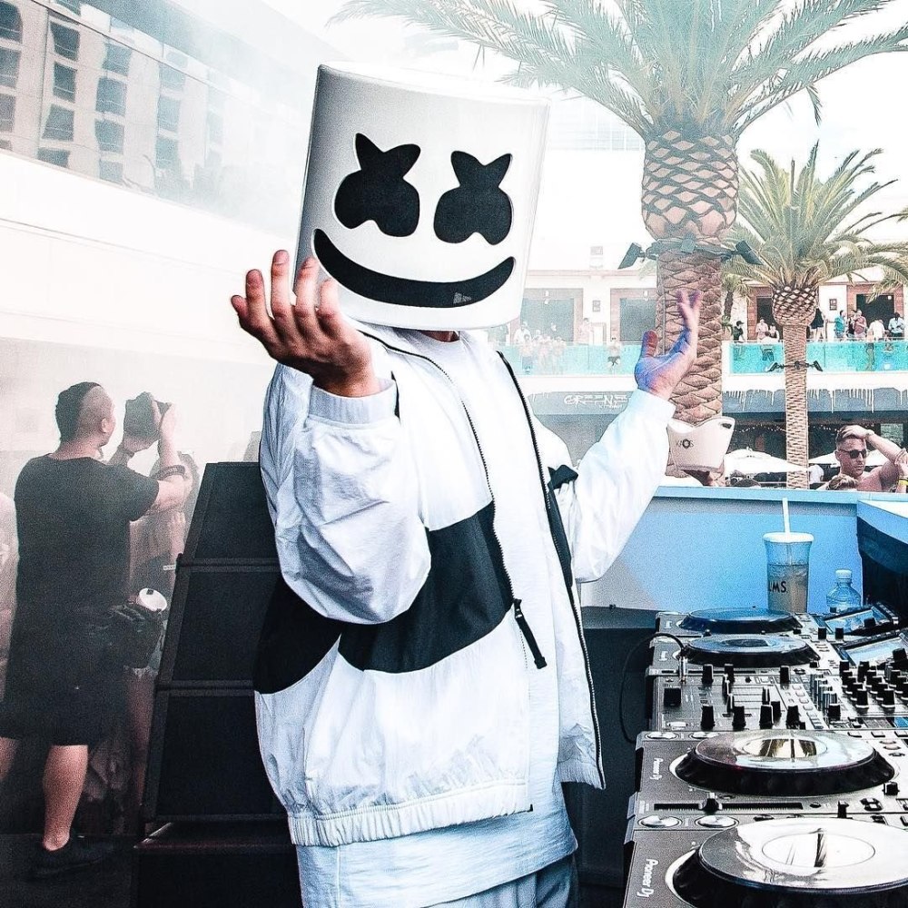 Кристофер Комсток Marshmello без маски