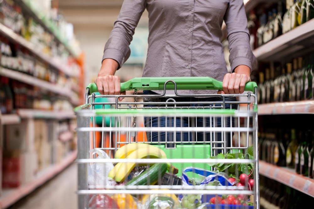 Продуктовая тележка в супермаркете