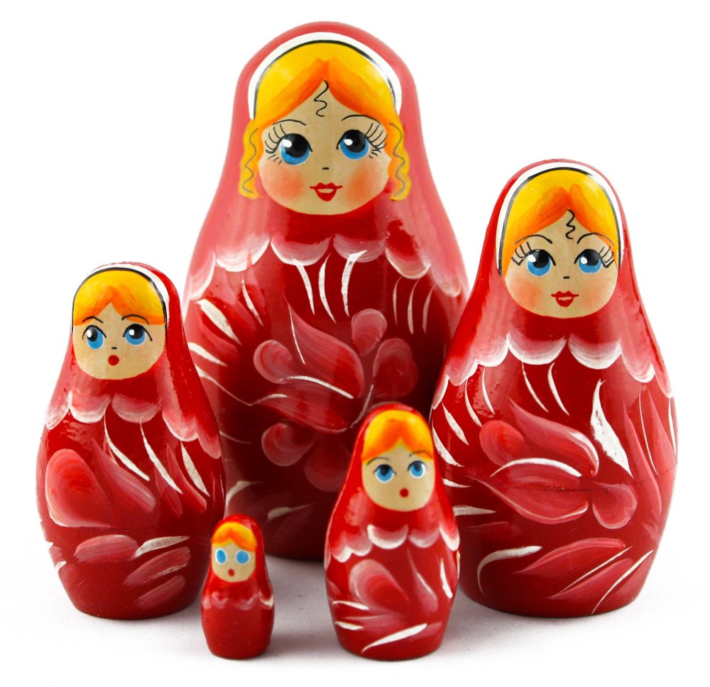 Матрешка на белом фоне