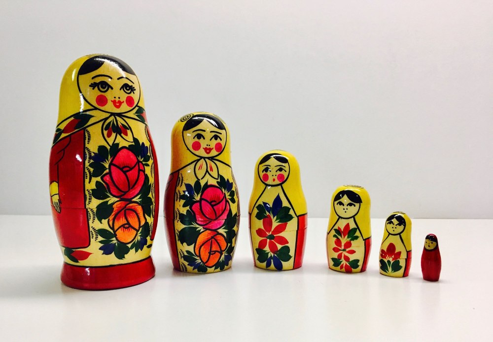 Народная игрушка Матрешка на прозрачном фоне
