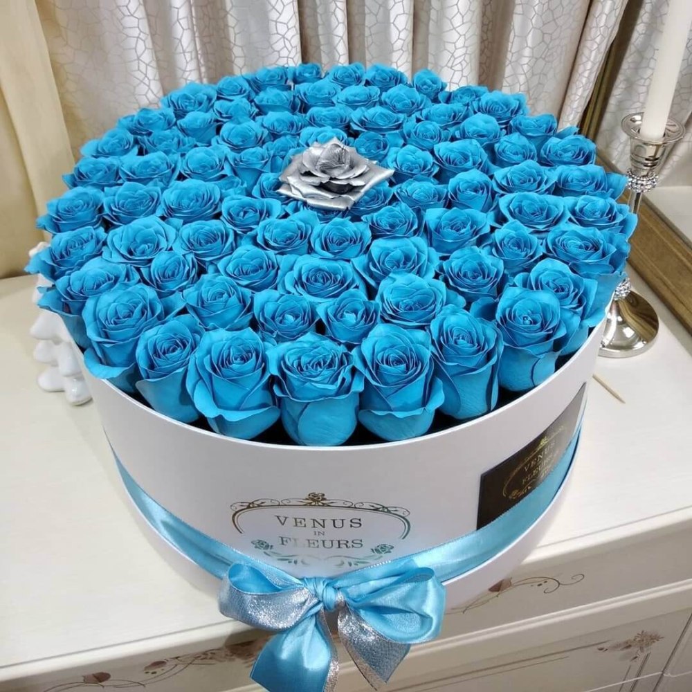 Синие розы в коробке