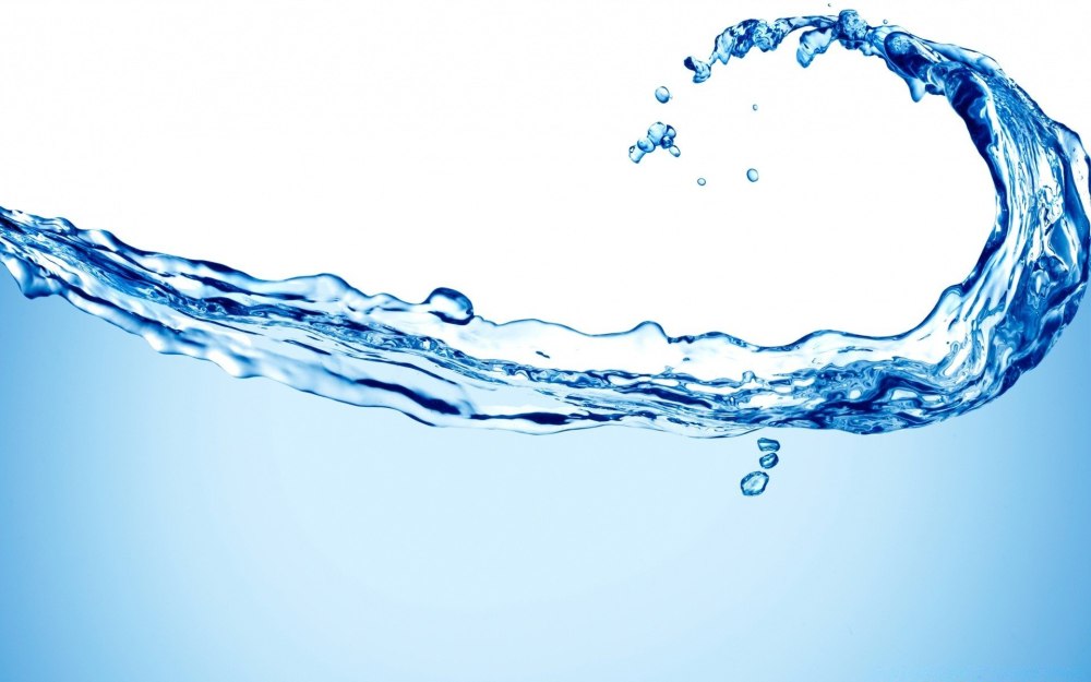 Брызги воды на белом фоне