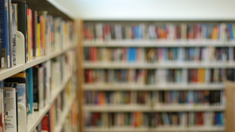 Полка с книгами размыто