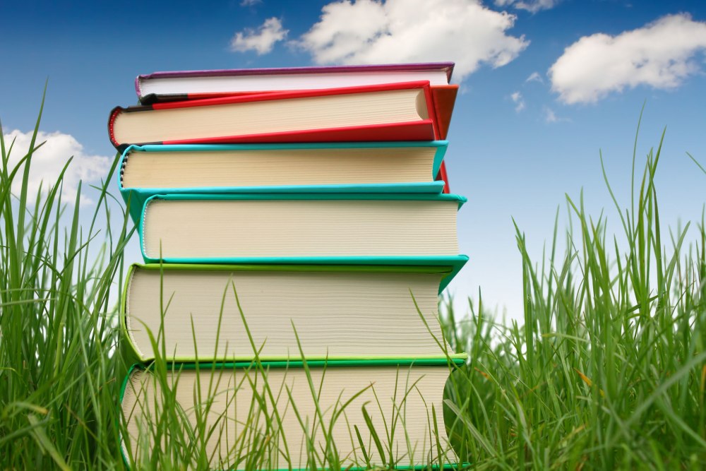 Стопка книг на природе