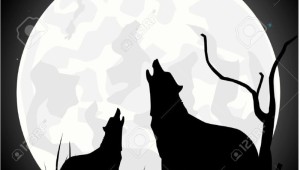 Силуэт волка на фоне луны