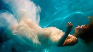 Девушка в платье под водой