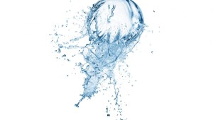 Брызги воды на белом фоне