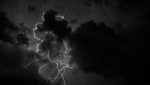 Обои на телефон молния на черном