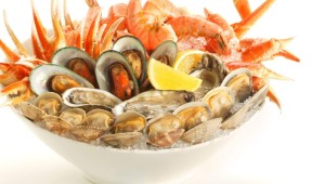 Морепродукты на белом фоне