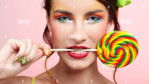 Картинки с леденцом на палочке девушки