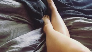 Селфи ног в кровати