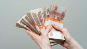 Пачка денег в руках