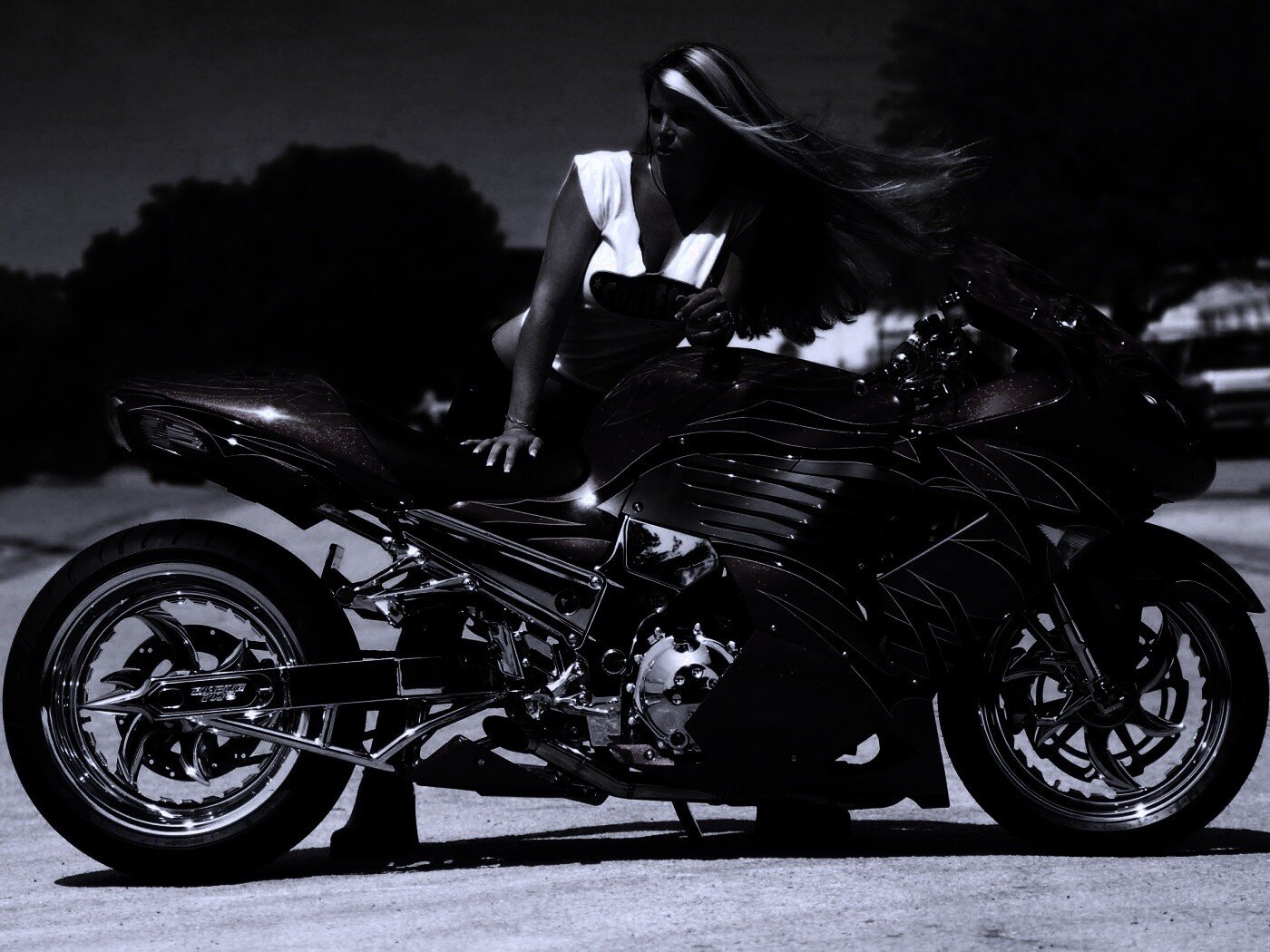 Девушки машины мотоциклы. Девушка на мотоцикле. Мотоцикл на черном фоне. Девушка на черном мотоцикле. Заставка на рабочий стол мотоциклы и девушки.