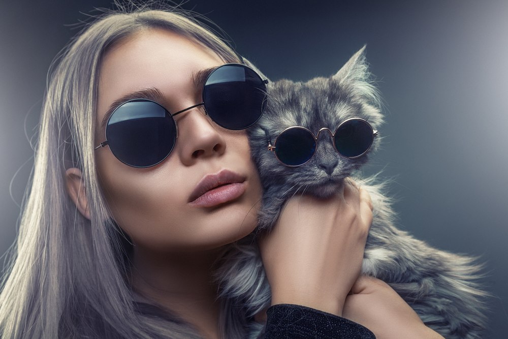Девушка и кошка в очках