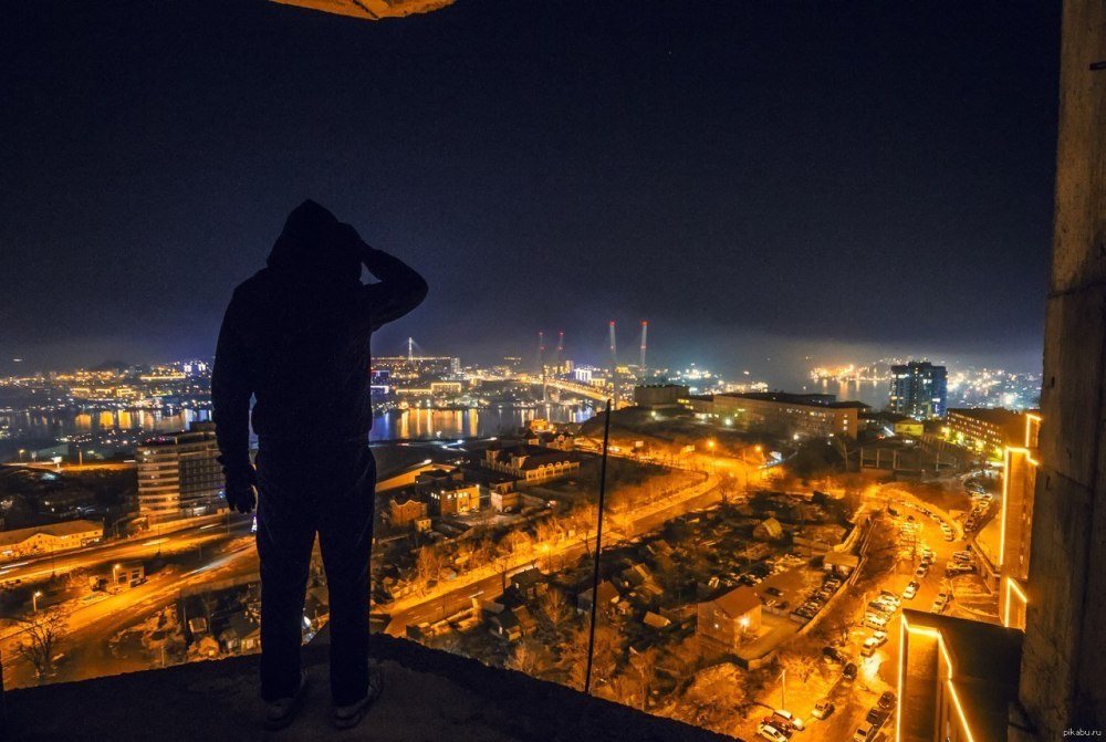 Парень ночью