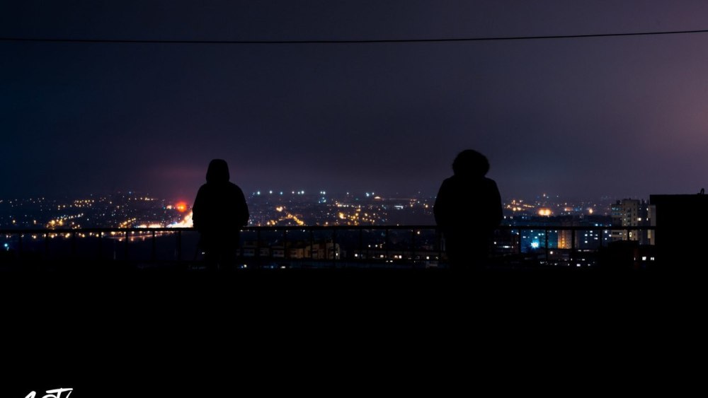 Парень на крыше ночью