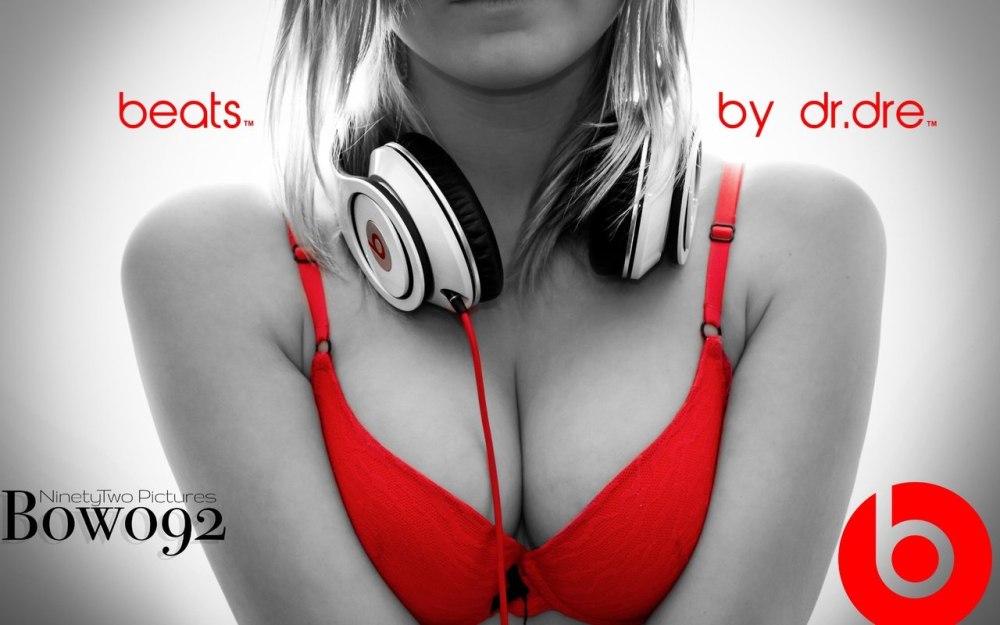 Девушка в наушниках Beats