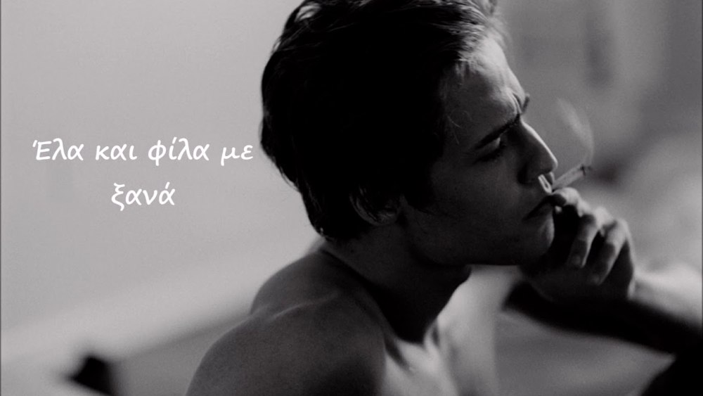Парень курит чб