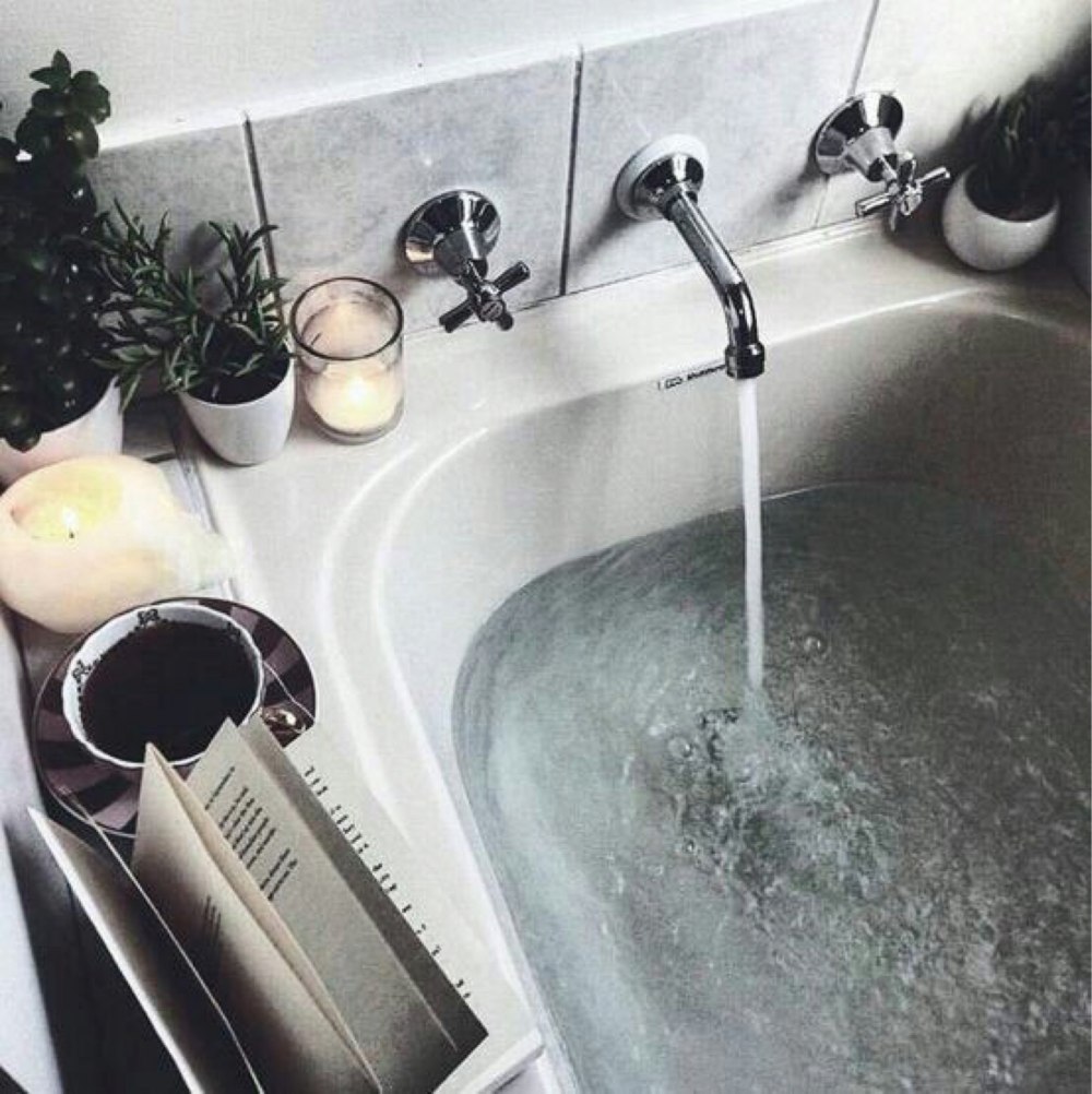 Ванна с водой Эстетика