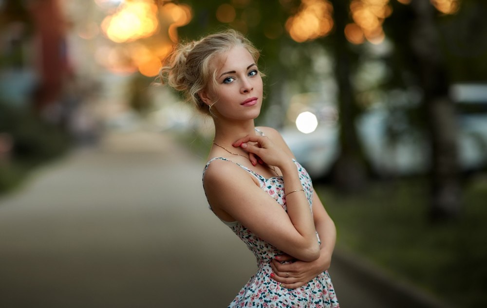 Девушка локон на плече