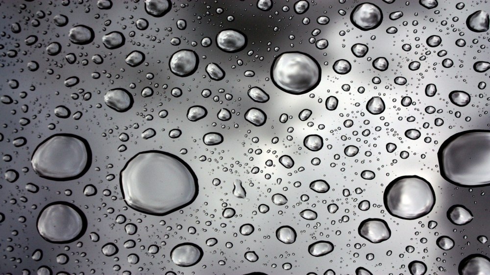 Капли воды на стекле