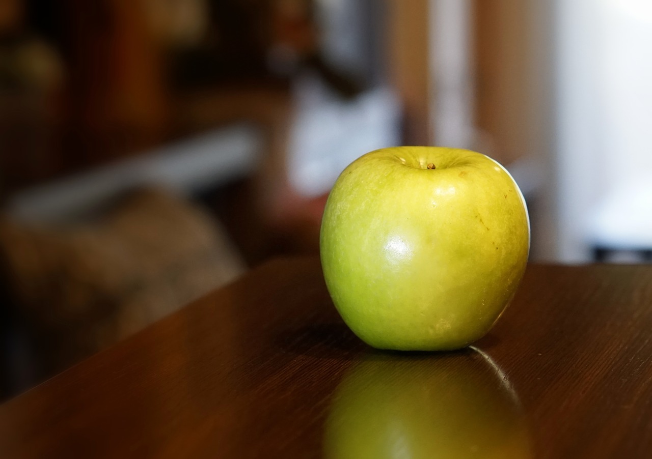 Яблоко на столе