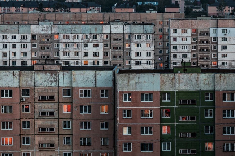 Серые панельные многоэтажки