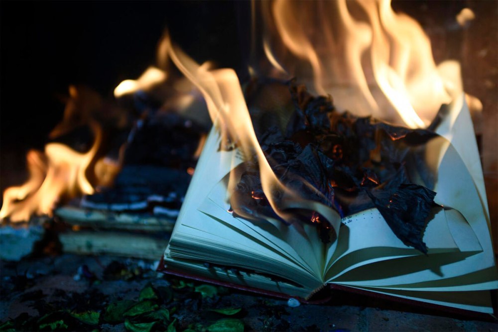 Книга с огнем