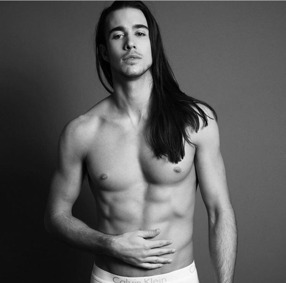 Alex Rosaleny с длинными волосами