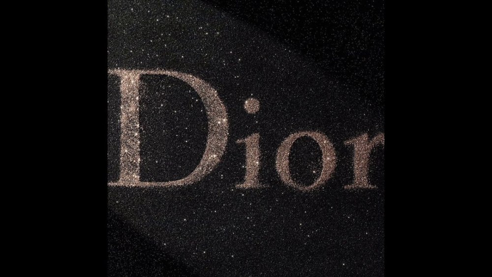 Dior на черном фоне