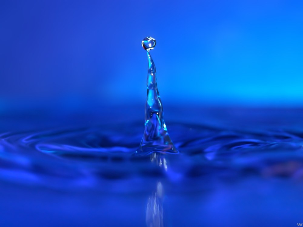 Голубые капли воды