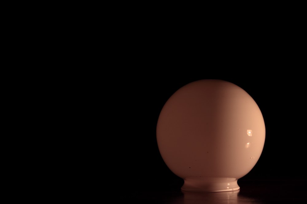 Куриные яйца на черном фоне