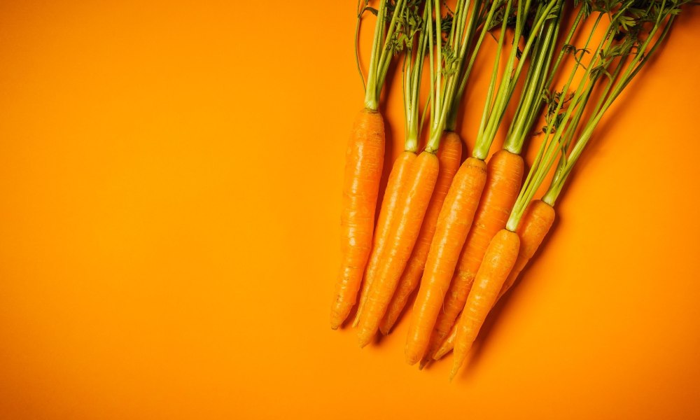 Оранжевый фон морковка