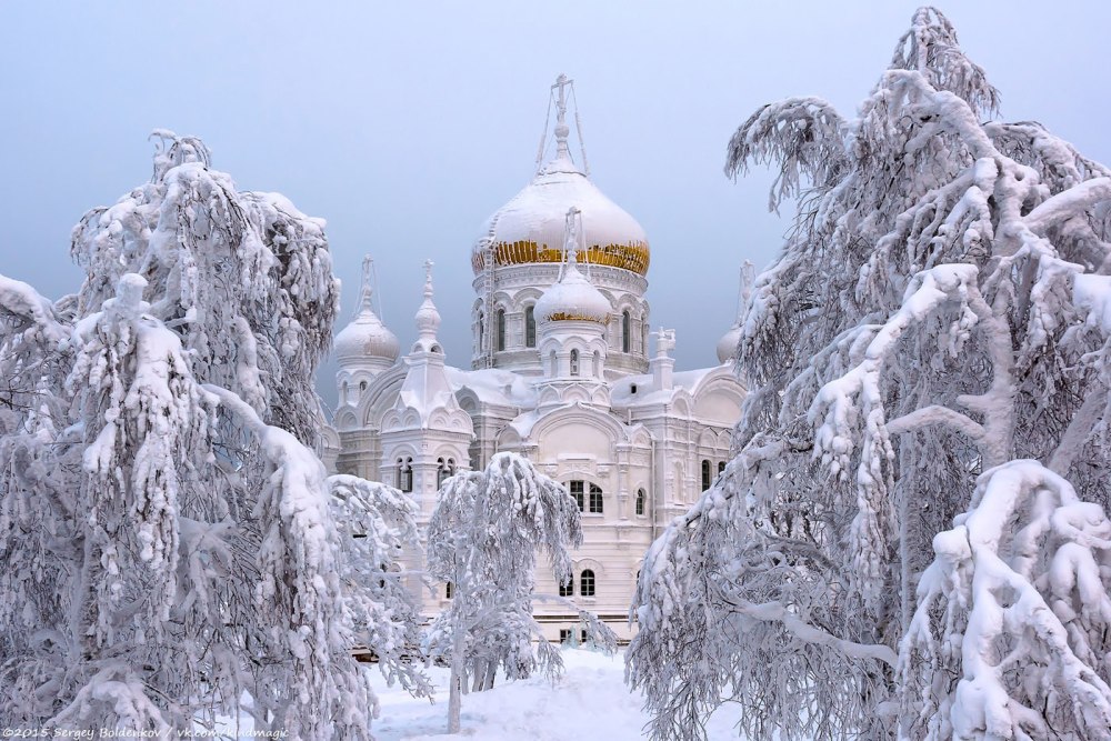 Красивый храм зимой