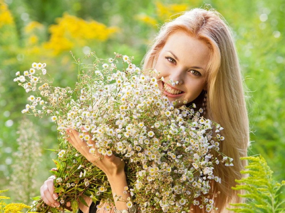 Счастливая женщина с цветами