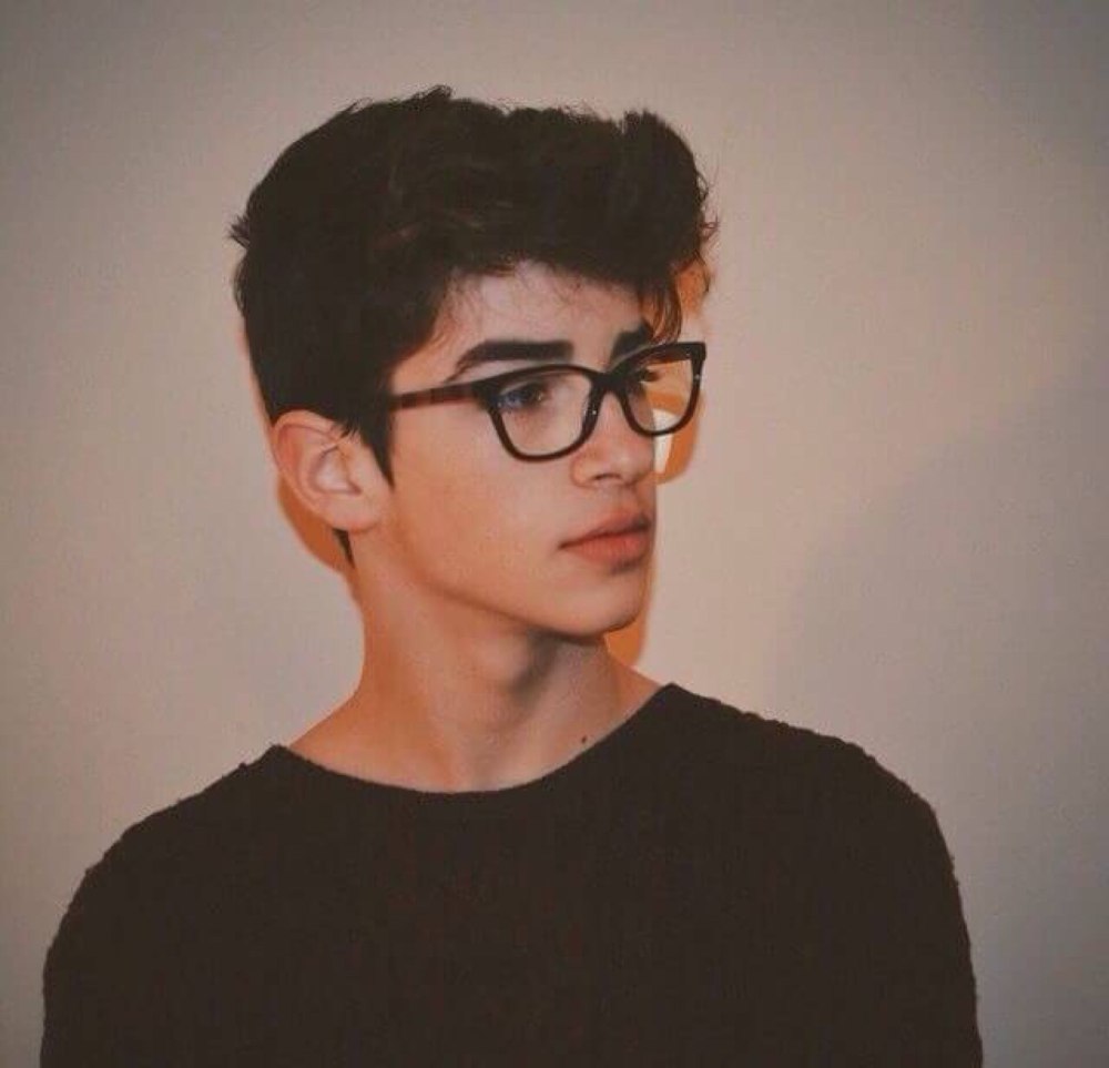 Manu Rios в очках