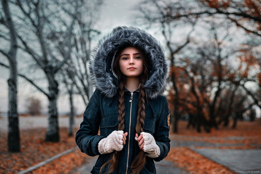 Девушка в куртке зимой