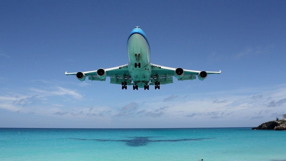 Боинг 777 на фоне 737